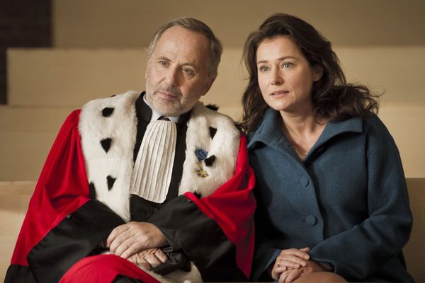 Attraction of opposites: “judge” Fabrice Luchini and juror Sidse Babett Knudsen in Courted / L’Hermine